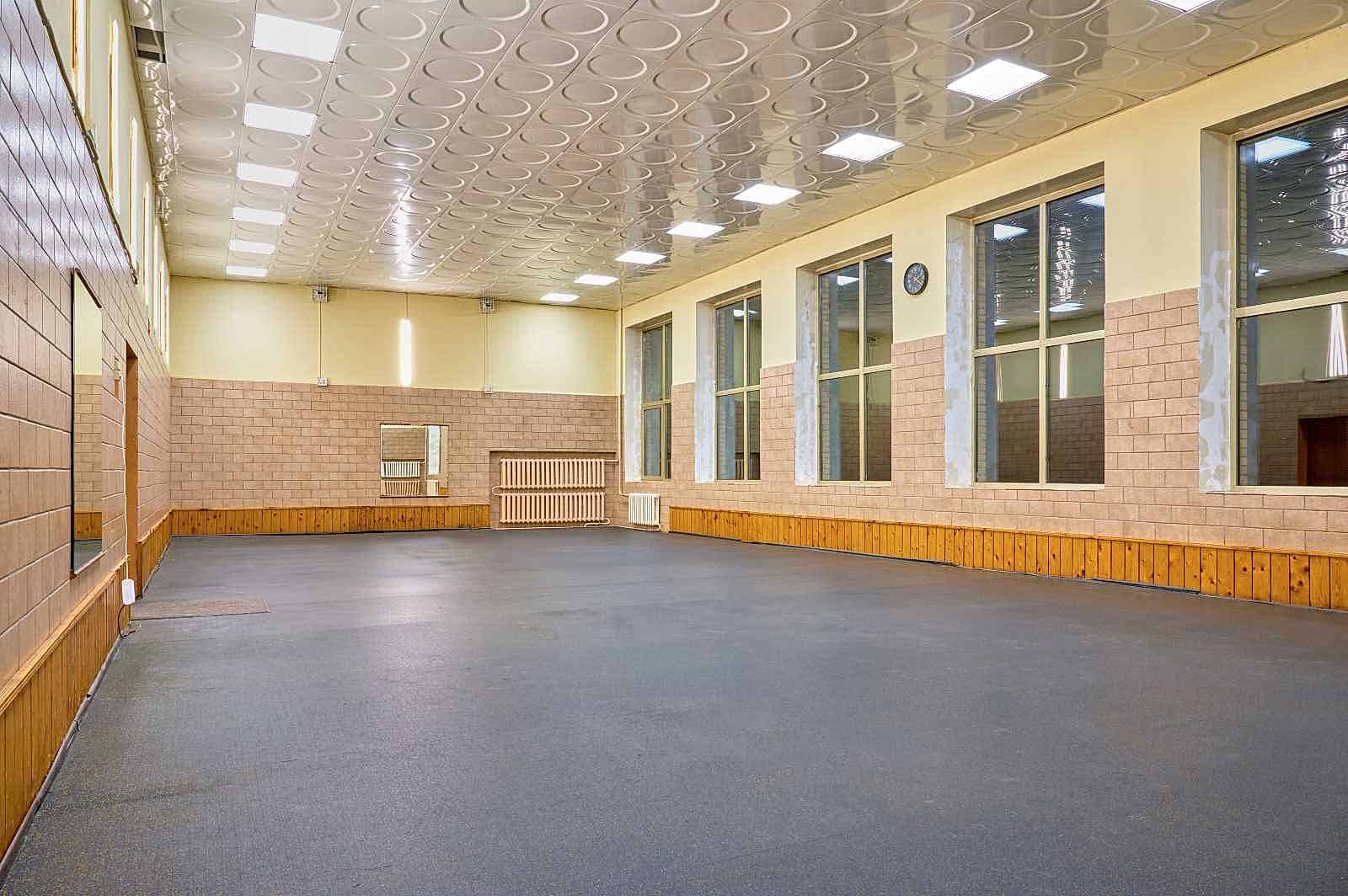 Зал 18х8м для групповых занятий и фитнес-тренировок